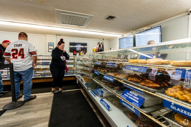 South Side locals head to Donna's Donuts to fill their sweet tooth.