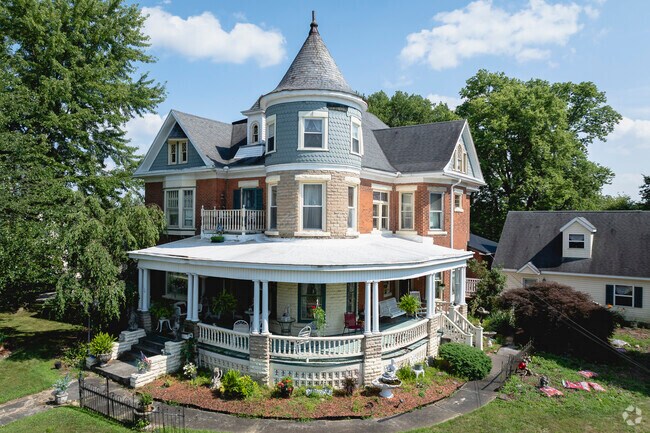 This beautiful historic home is a shining example of the rich history in Ottawa.