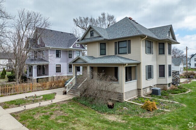 Most of Grinnell's homes are older, with Victorian construction from the early 1900s common.