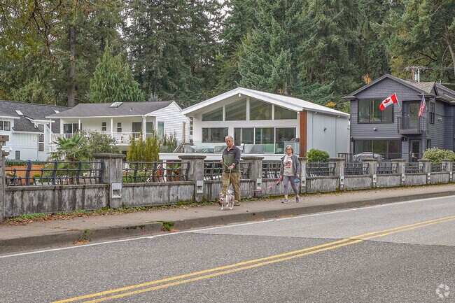South Shore in Blue Heron features scenic walking routes framed by mature trees and upscale homes, connecting residents to Lake Oswego’s amenities.