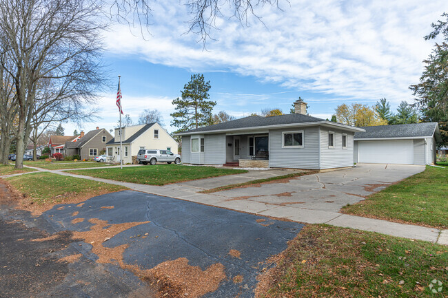 Homes prices in Lake Edge tend to fall between $200,000 and $450,000.
