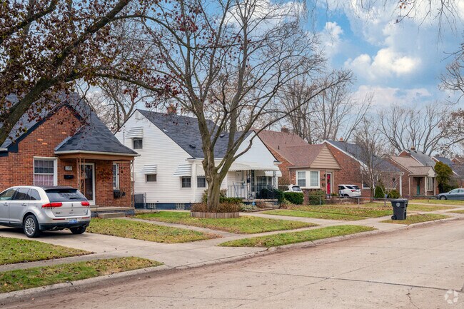 A variety of home types can be found throughout the Oak Park neighborhood.