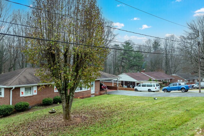 Many ranch style homes in Bethabara.