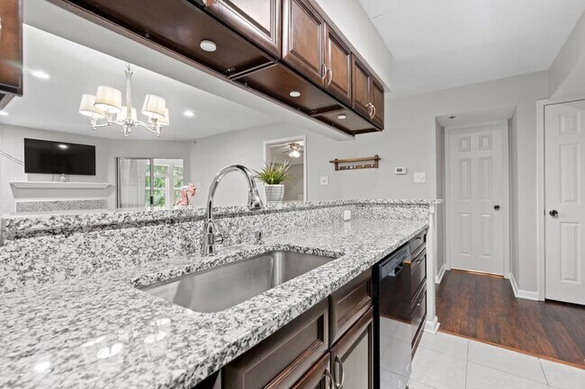 3313 Wyndham Cir unit 1, Alexandria, VA 22302 - photo 5