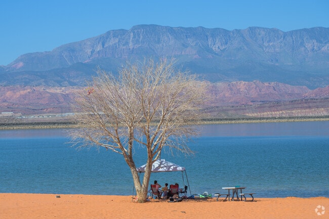 Residents of Dixie Springs have access to sand dunes and artificial lakes.