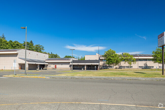 The student to teacher ratio at Hoquiam Middle School is 17:1.