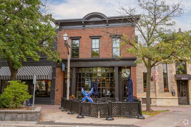 Brickhouse’s outdoor patio is a hit with Kohlman Lake diners.