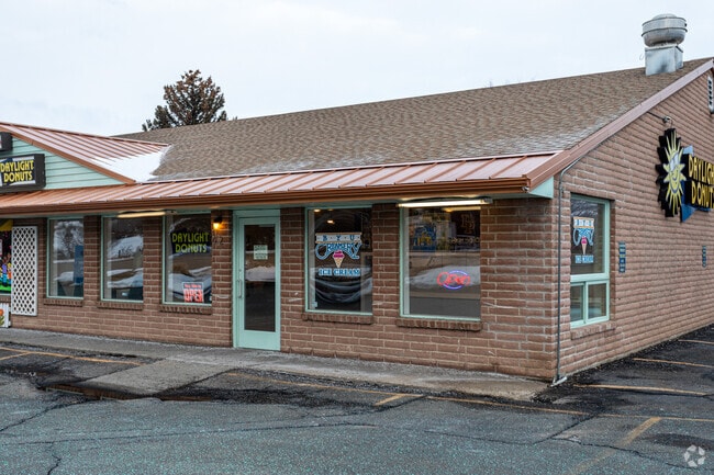 Daylight Donuts serves fresh pastries in Alpine.