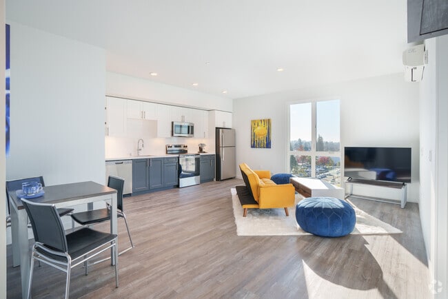 1BR, 1BA - 651SF - Living Room