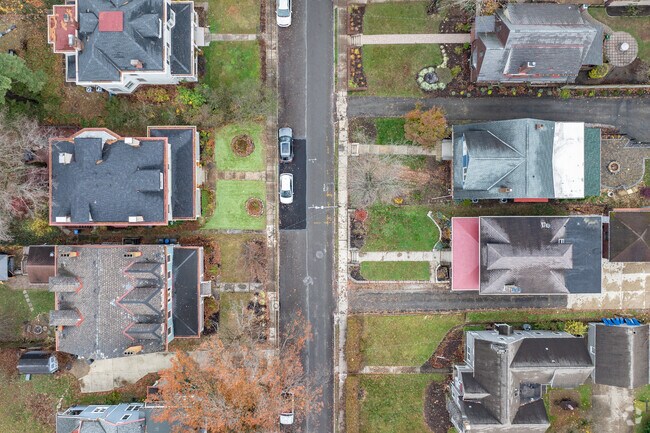Large beautiful housing line the back streets of Ben Avon.