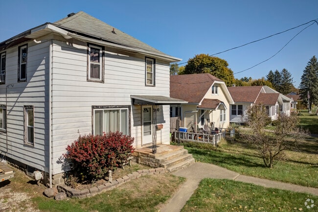 Vandercook Lake’s residential streets feature cozy homes with welcoming front porches.