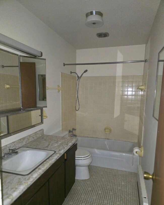 916 Mayflower Ave unit 916-A3, Sheboygan, WI 53083 - photo 2