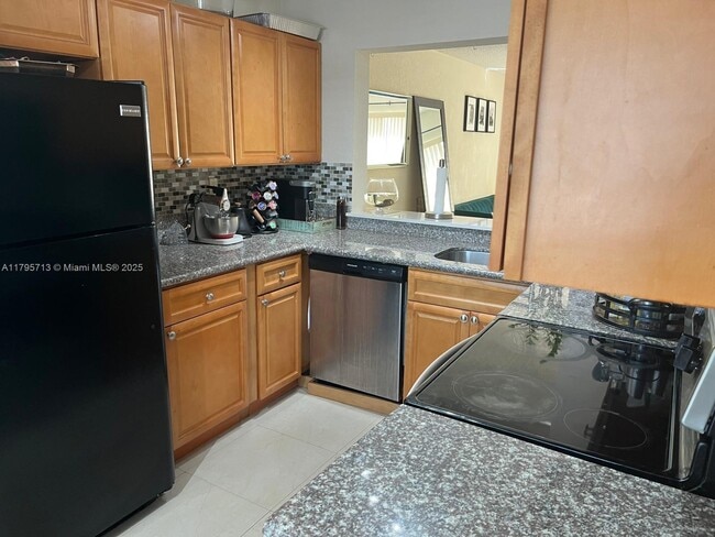 9491 Palm Cir N, Pembroke Pines, FL 33025 - photo 3