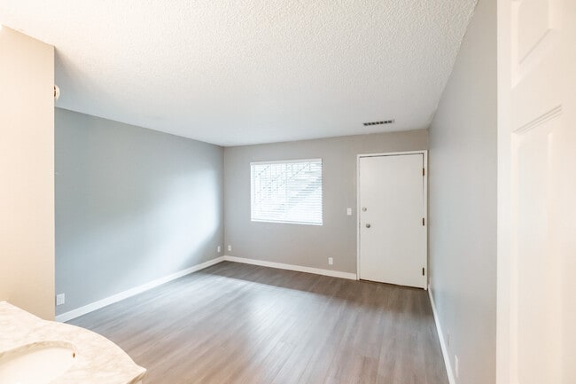 HOLIDAY RENT SPECIALS: BEAUTIFULLY RENOVATED STUDIO APARTMENTS, Corvallis, OR 97330 - photo 6