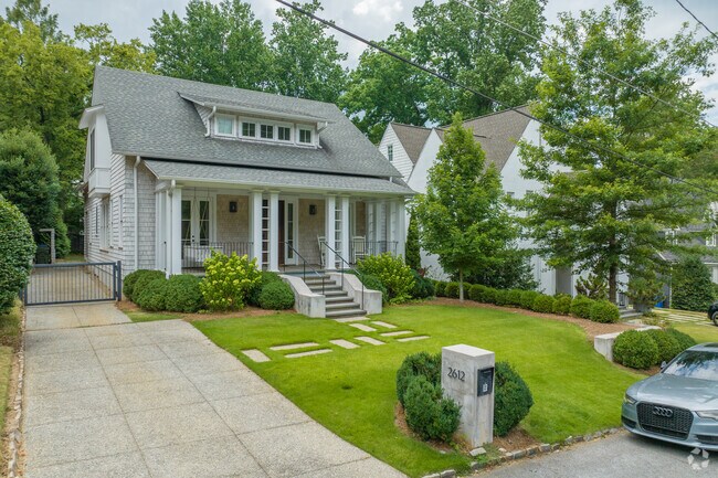 Some home styles in Peachtree Heights East include American Foursquare.