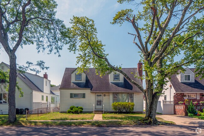 Split-levels, Cape Cods and raised ranches make up most of Howard Beach.