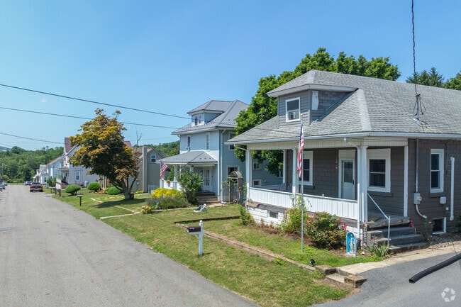 Houses in Muir have small but usually well maintained lawns.