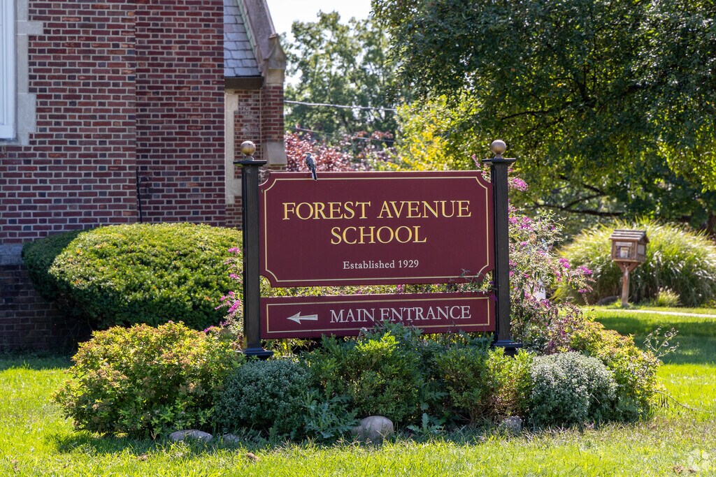 Forest Avenue School in Glen Ridge, NJ serves 188 students in grades PK-2.