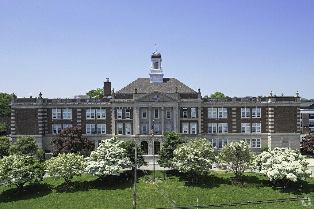 Quaker Ridge: Mamaroneck High School: A highly rated public school in Mamaroneck.