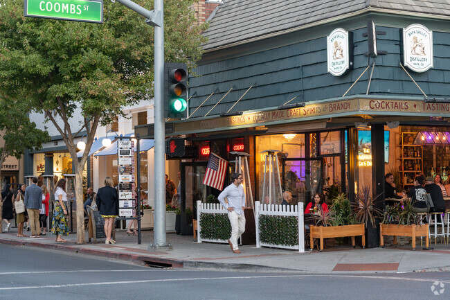 Beard is close to Downtown Napa where local nightlife is popping.