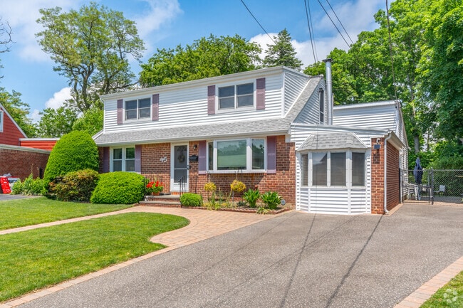 Colonial homes with ranch style elements are quite common in Farmingdale.