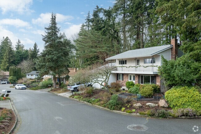 Hillwood features homes built around the 1960s in Shoreline, WA.
