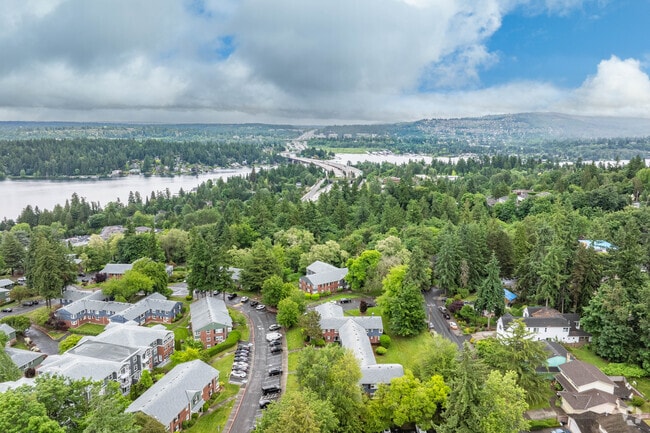 The neighborhood of Shorewood is conveniently located on the north side of Mercer Island.