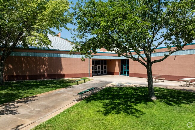 Snow Canyon Middle School earns an overall B grade from Niche.