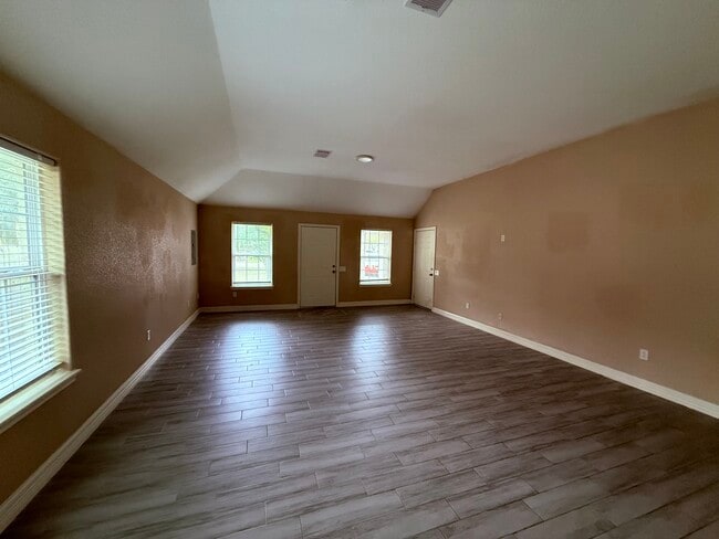 1026 N Arcola St, Angleton, TX 77515 - photo 3