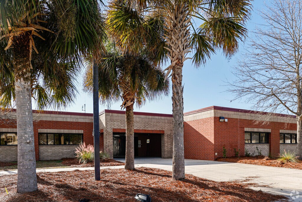 Devon Forest Elementary School is an option for children of Goose Creek, South Carolina.