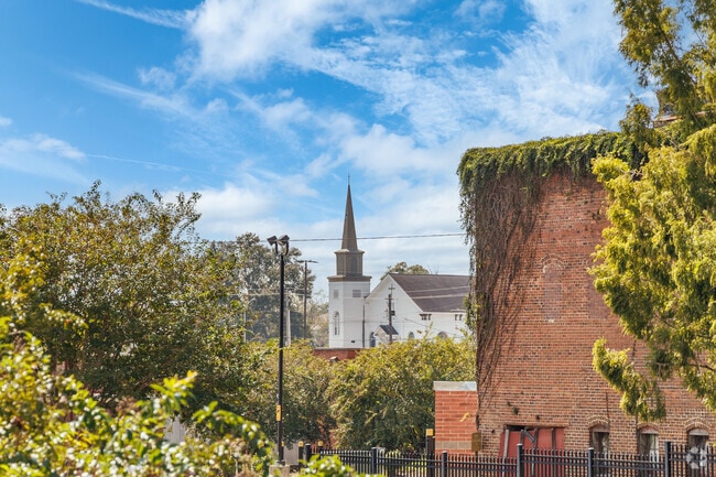 Historic buildings and churches are found throughout the Albany Historic District.