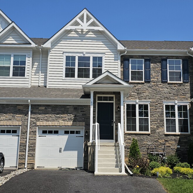 629 Fountain View Cir, Allentown, PA 18104 - photo 1