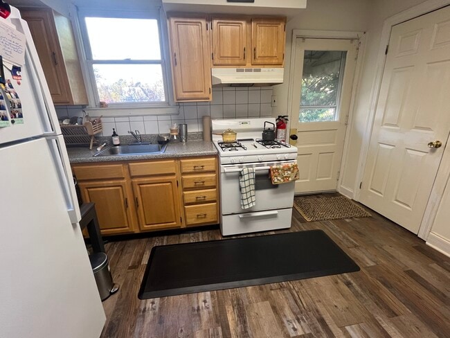 411 7th St unit B -2nd floor, Riverton, NJ 08077 - photo 3