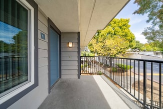 1135 Meadow Lake Dr Unit 10, Vista, CA 92084