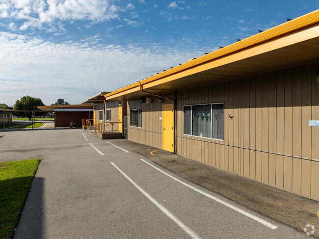 Monte Vista Elementary School has a well maintained school campus.