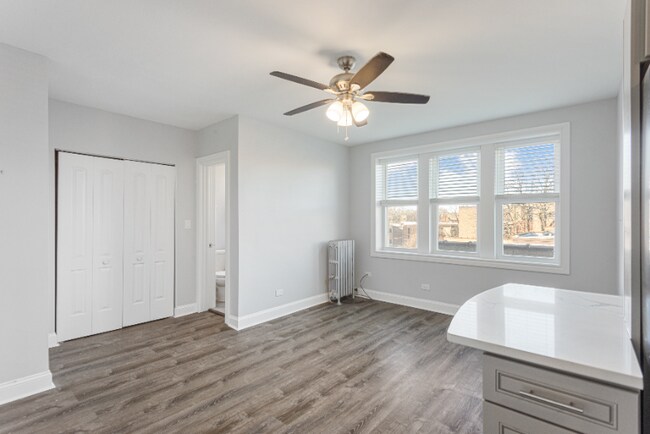 1521 W Sherwin Ave unit 409, Chicago, IL 60626 - photo 2