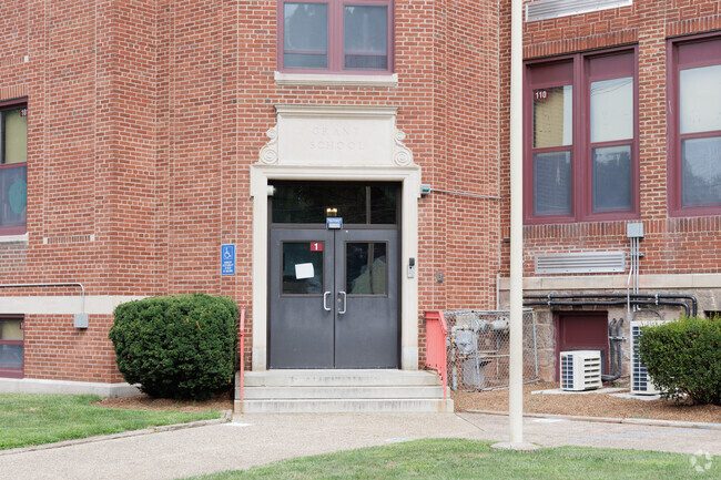 Grant Elementary School has a student-teacher ratio of 15 to 1.