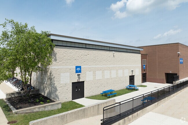 Friendship Junior High School has a student-teacher ratio of 11-1.