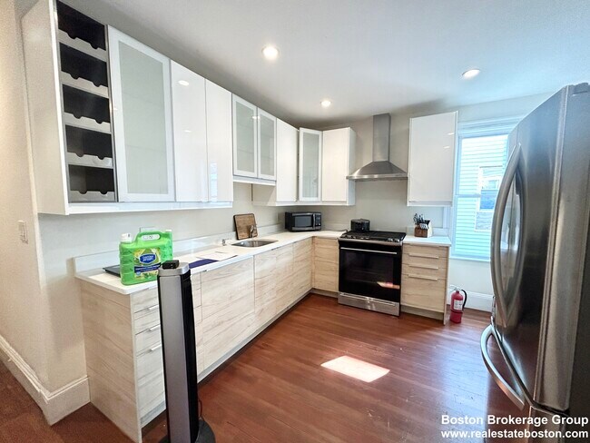 692 Columbia Rd unit 2, Dorchester, MA 02125 - photo 3