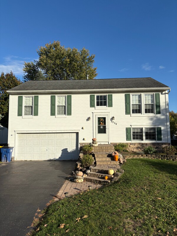 3234 Woodfield Dr, Walworth, NY 14568