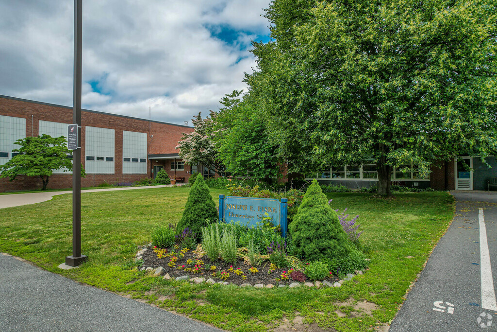 Entrance at Joseph E. Fiske Elementary School in the Wellesley neighborhood.