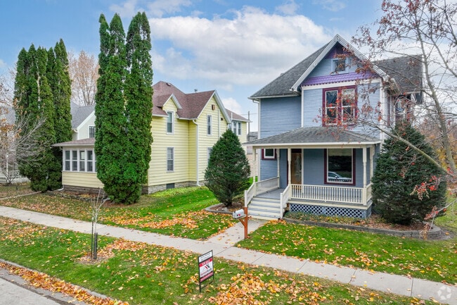 Decorah’s residential streets feature Victorian and Colonial Revival homes.