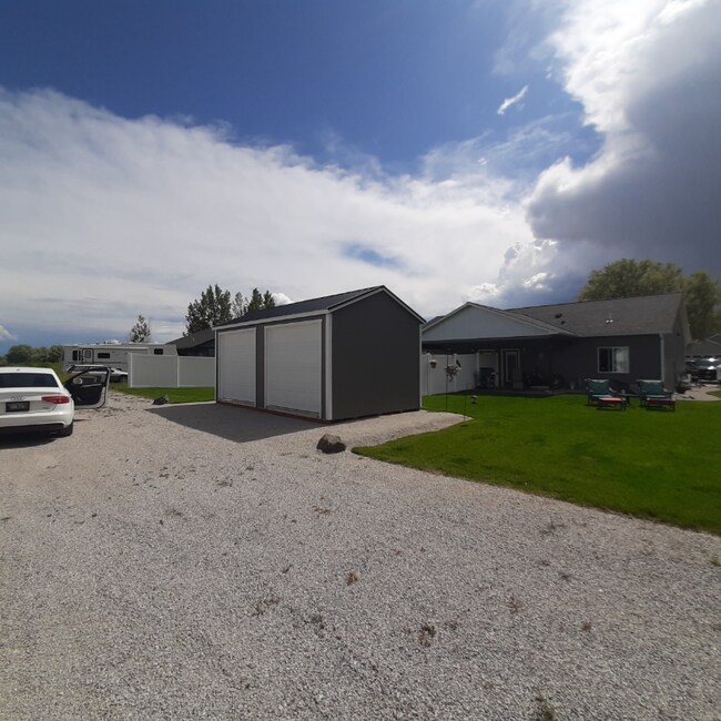 709 S Oak St unit 2, Townsend, MT 59644 - photo 2