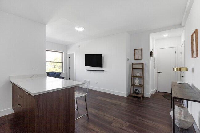 1555 W Hollywood Ave unit 202, Chicago, IL 60660 - photo 4