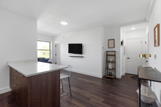 1555 W Hollywood Ave unit 312, Chicago, IL 60660 - photo 4