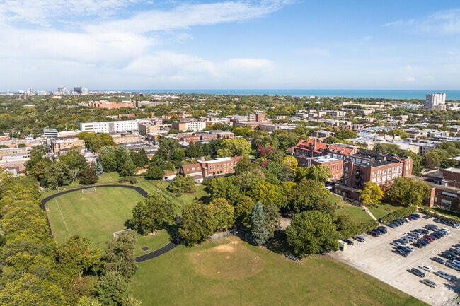 There is a track behind Acero - Sor Juana Ines de la Cruz School.
