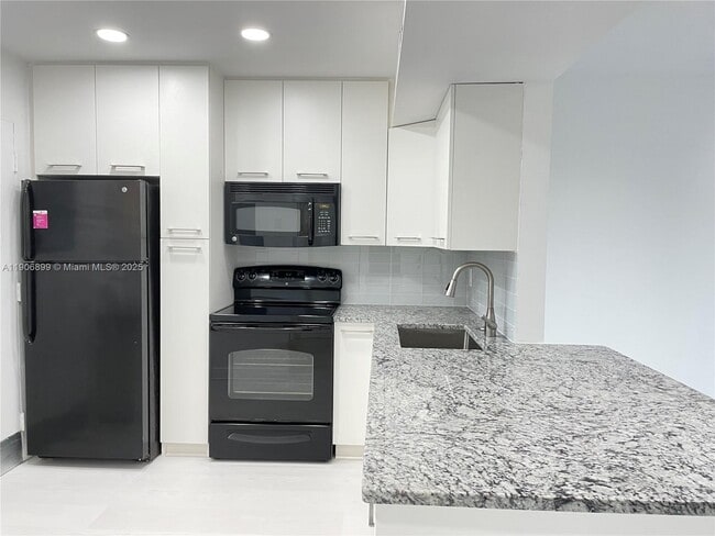 2810 NE 201st Terrace unit 28, Miami, FL 33180 - photo 3