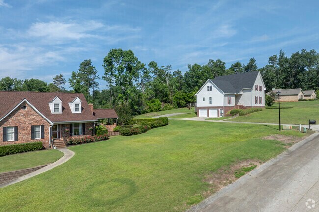 In McDade, developed neighborhoods contrast with nearby farmland, offering buyers a range of housing.