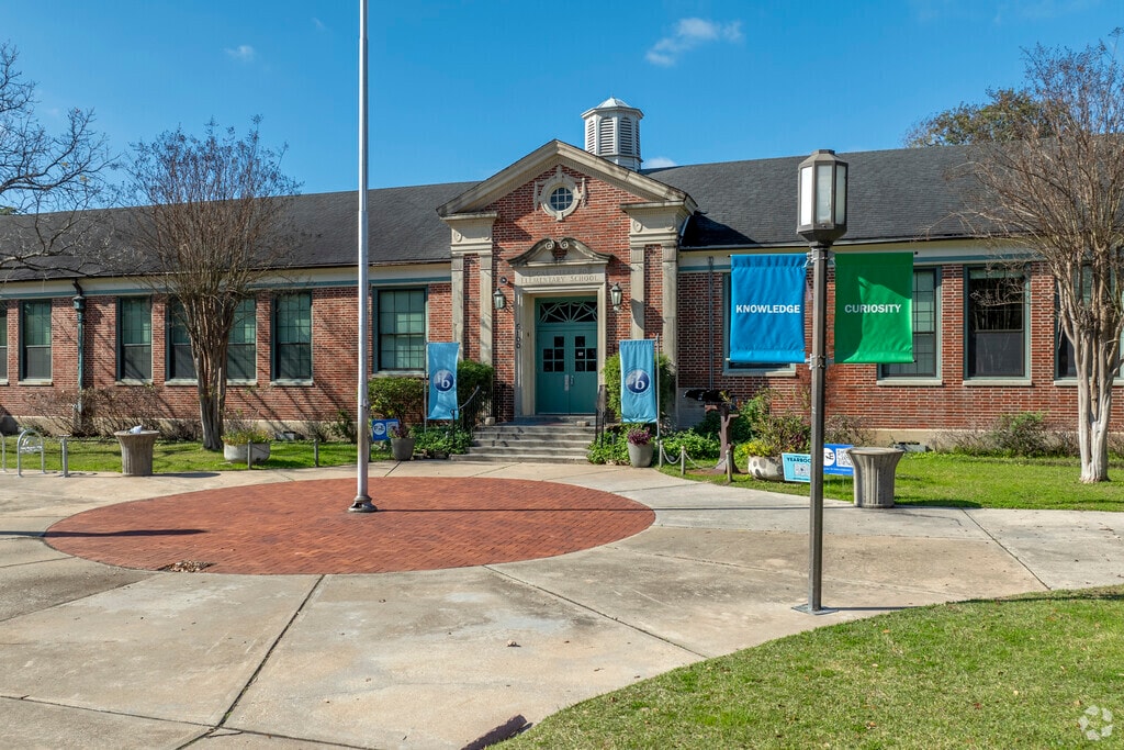 Poe Elementary School inspires a passion for learning through innovative teaching methods.