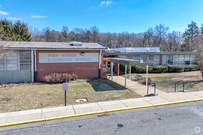 High Bridge Elementary gets a C from Niche.